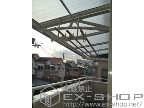 のバルコニー・ベランダ屋根 ライザーテラスII F型 ルーフタイプ 連棟　積雪〜20cm対応＋吊り下げ物干し　標準　2本入 施工例