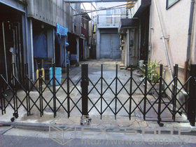 のカーゲート トリップゲート PA型(錠無し) ノンレール 両開き 42W 施工例