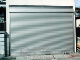 のガレージシャッター ガレージシャッタークワトロ 電動タイプ 外部付 単窓 施工例