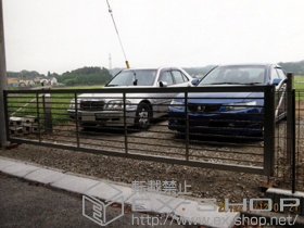 のカーゲート スウィングアップゲートワイド 横格子型 手動式 51×10 施工例