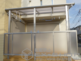 のテラス屋根 ヴェクターテラス F型 テラスタイプ 単体 積雪〜20cm対応+前面パネル  1段仕様+吊り下げ式物干し 標準 2本入 施工例