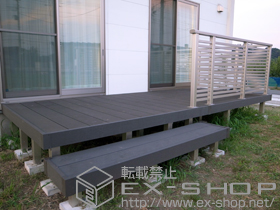 のウッドデッキ リウッドデッキ 200 単体 + リウッドデッキ 部分段床セット 正面タイプ1段+シンプルモダンデッキフェンス7型＜半目隠し横格子タイプ＞ 施工例