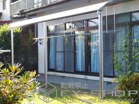 のテラス屋根 プレシオステラス R型 テラスタイプ 連棟 積雪〜20cm対応+吊り下げ式物干し 標準 3本 施工例