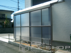 のテラス屋根 ライザーテラスII R型 テラスタイプ 単体 積雪〜20cm対応+ライザーテラスII 前面スクリーン 2段 施工例