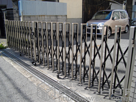 のカーゲート トリップゲートPC型 ノンレール 両開き 施工例