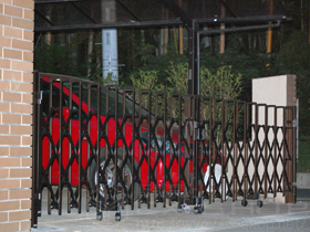 のカーゲート トリップゲート PB型 ノンレール 両開き　54W（27S+27M） 施工例