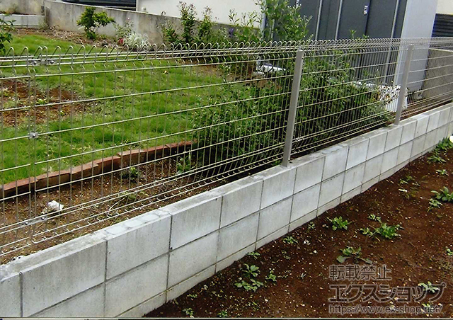 のフェンス・柵 メッシュフェンス G10-R 自由柱方式 施工例