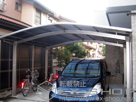 のカーポート トステム  カーブポートシグマIII M合掌 積雪〜30cm対応＋カーブポートシグマIII サイドパネル 施工例