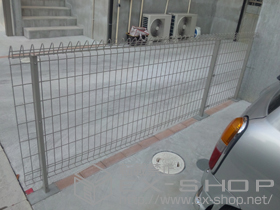 のフェンス・柵 メッシュフェンスＧ10-Ｒ フリーポールタイプ 施工例