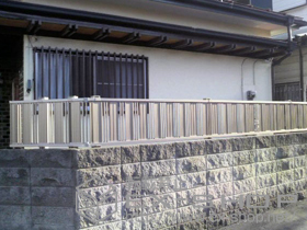 のフェンス・柵 ニューアイシャノン2型 多段支柱施工 フリー支柱タイプ 施工例