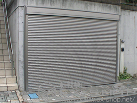 のガレージシャッター ガレージシャッタークワトロ 電動タイプ 外部付 単窓 施工例