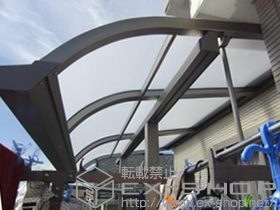 のバルコニー・ベランダ屋根 ライザーテラスII R型 屋根タイプ 単体 積雪〜20cm対応+吊り下げ物干し 標準2本入 施工例