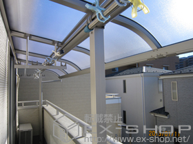 のバルコニー・ベランダ屋根 プレシオステラス R型 屋根タイプ 連棟 積雪〜20cm対応+吊下げ式物干し 標準 2本入 施工例