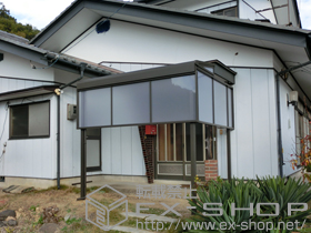 のテラス屋根 ライザーテラスII F型 テラスタイプ 単体 積雪〜20cm対応+ライザーテラスII 前面スクリーン1段+ライザーテラスII 側面ランマパネル+汎用形材 角材用キャップ 施工例