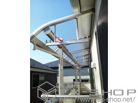 のバルコニー・ベランダ屋根 プレシオステラス R型 屋根タイプ 連棟 積+雪〜20cm対応+吊り下げ式物干し 標準 2本入 施工例