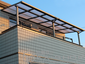 のバルコニー・ベランダ屋根 ライザーテラスII F型 屋根タイプ 連棟 積雪〜20cm対応 施工例