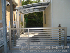 のカーゲート スウィングアップゲート 横格子型 電動式+リモコン送信器（追加用） 施工例