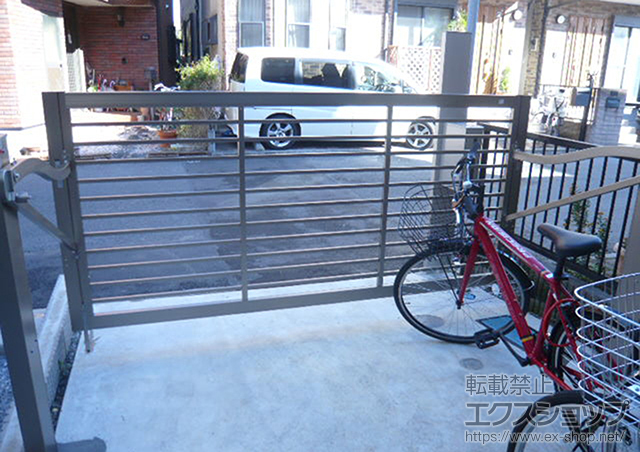 のカーゲート スウィングアップゲート 横格子型 手動式 施工例