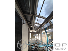 のバルコニー・ベランダ屋根 ライザーテラスII R型 屋根タイプ 連棟 積雪〜20cm対応+吊り下げ物干し　標準2本入り 施工例