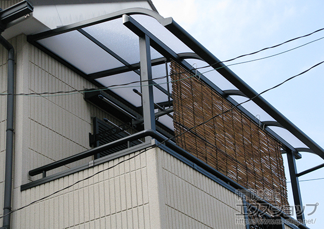 のバルコニー・ベランダ屋根 ライザーテラスII R型 屋根タイプ 単体 積雪〜20cm対応+吊り下げ物干し 標準2本入り 施工例