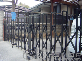 のカーゲート トリップゲート PB型 ノンレール 両開き 64W 施工例