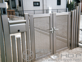 の門扉 プリレオ R2型 両開き 門柱使用タイプ+デザイナーズパーツ　枕木材 施工例