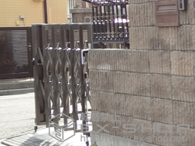 のカーゲート アルシャインII M型 Aタイプ ノンレール 角地 片開き （150+310） 施工例