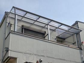 のバルコニー・ベランダ屋根 ヴェクター F型 屋根タイプ 単体 積雪〜20cm対応+吊り下げ物干し ロング 2本入 施工例