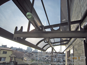 のバルコニー・ベランダ屋根 ライザーテラスII R型 屋根タイプ 単体 積雪〜20cm対応+吊下げ物干し 標準 2本入 施工例