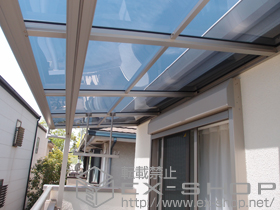 のバルコニー・ベランダ屋根 ヴェクターテラス F型 屋根タイプ 単体 積雪〜20cm対応+吊り下げ物干し　標準　2本入 施工例