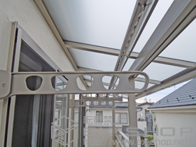 のバルコニー・ベランダ屋根 ライザーテラスII F型 屋根タイプ 連棟 積雪〜20cm対応+吊り下げ式物干し ショート 標準 3本入 施工例