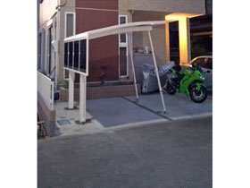 のサイクルポート・駐輪場 レイナポートグランミニ 積雪〜20cm対応＋レイナポートグラン用　サイドパネル＋レイナポートグランミニ用　着脱式サポート柱　標準　2本入 施工例