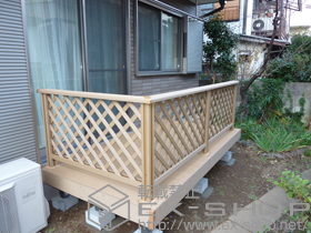 のウッドデッキ 樹ら楽ステージ＋デッキフェンス フラットラチスパネル 高さ800mm(色：クリエラスクA)*3スパン分 施工例