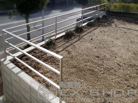 のフェンス・柵 シンプルモダンフェンスLite3型　間仕切柱施工 施工例