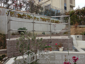 の手すり 歩行用補助手すり パルトナーUDフェンス2型 ＜自立タイプ＞ 横格子2段仕様 施工例