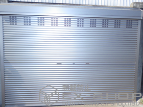 のガレージシャッター ガレージシャッタークワトロ 手動式 外部付タイプ 換気付スラット 施工例