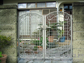 の門扉 アーラス門扉4型 両開き 門柱仕様 施工例