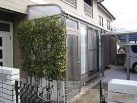 のテラス囲い・サンルーム ほせるんですII R型 土間・床納まり＋側面ランマパネル（屋根材：ポリカーボネート クリアマット/すりガラス調）/カーテンレールセット（色：ホワイト）/吊り下げ物干し　標準　2本入×1セット/換気扇 施工例