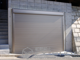 のガレージシャッター ガレージシャッタークワトロ 電動式 外部付タイプ 施工例