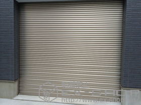 のガレージシャッター ガレージシャッタークワトロ 電動式 内部付タイプ 施工例