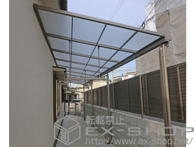 のテラス屋根 ライザーテラスII F型 テラスタイプ 三連棟 正面台形納まり積雪〜20?対応＋吊下げ物干し ロング ワイドタイプ 2本入 施工例