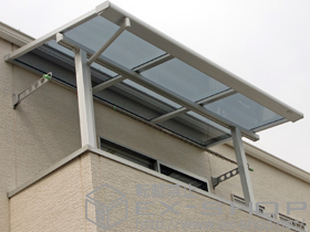 のバルコニー・ベランダ屋根 ライザーテラスII F型 屋根タイプ 単体 積雪〜20cm対応+壁付け物干し 施工例