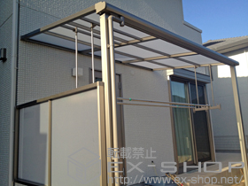 のテラス屋根 ライザーテラスII テラスタイプ Ｆ型 積雪〜20cm対応 +吊り下げ式物干し 標準 ロングタイプ 2本入り+側面スクリーン 一段仕様 施工例