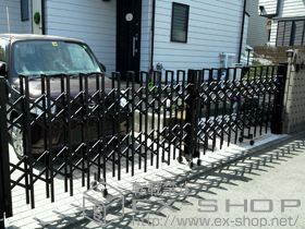 のカーゲート トリップゲート 傾斜地専用型 ノンレール 両開き 23S+23M 施工例