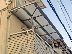 のバルコニー・ベランダ屋根 ライザーテラス F型 屋根タイプ 単体 積雪〜20cm対応+吊り下げ式物干し 標準 2本入 施工例