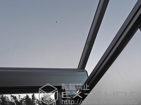 のバルコニー・ベランダ屋根 ヴェクターテラス F型 屋根タイプ 単体 積雪〜20cm対応+吊り下げ式物干し　標準タイプ+側面パネル 施工例