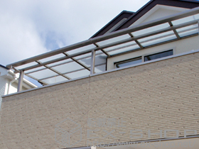 のバルコニー・ベランダ屋根 ライザーテラスII F型 屋根タイプ 連棟 積雪〜20cm対応 施工例