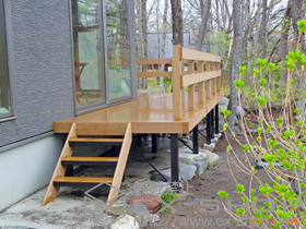 のウッドデッキ リウッドデッキ200+リウッドステップ5型 Hタイプ3段用+リウッドデッキ200 デッキフェンス4型 施工例