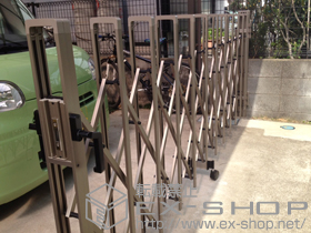 のカーゲート トリップゲート PB型 ノンレール 両開きセット 64W(32S＋32M) 施工例