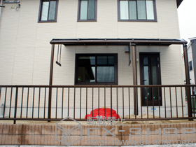 のテラス屋根 プレシオステラス R型 テラスタイプ 連棟 積雪〜20cm対応＋吊り下げ物干し　標準　2本入 施工例